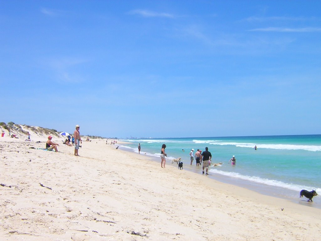 Scarborough Beach by deanthedog