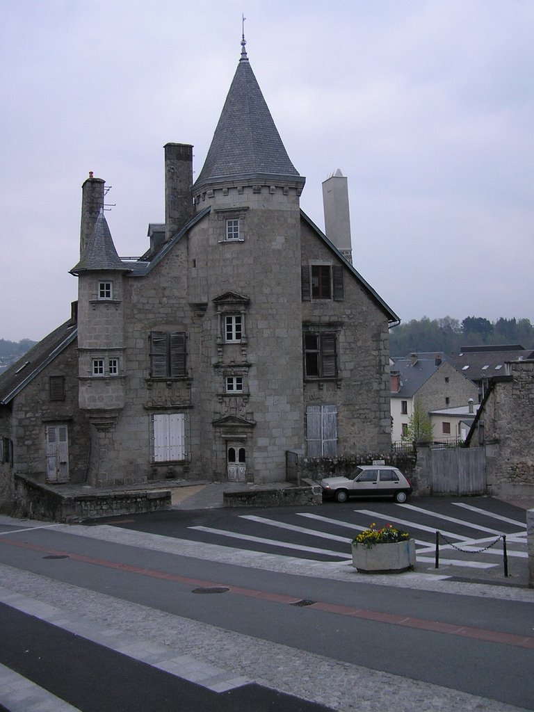 Casa de los "Ventadours" en Ussel, Corrèze by carlos mourgues schurter