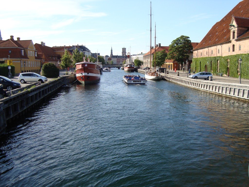 Copenhagen, Slotsholmen, Frederiksholm Kanal, July 2009 by flacksu