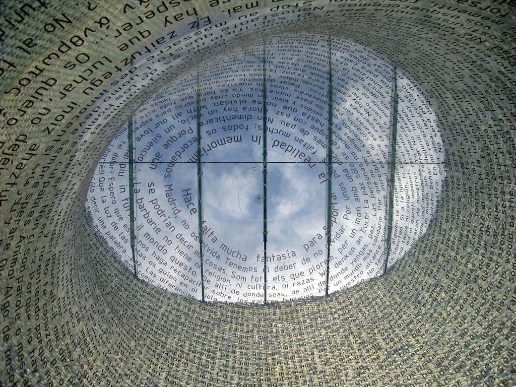 Interior del monumento a las víctimas del 11-M by robertvela