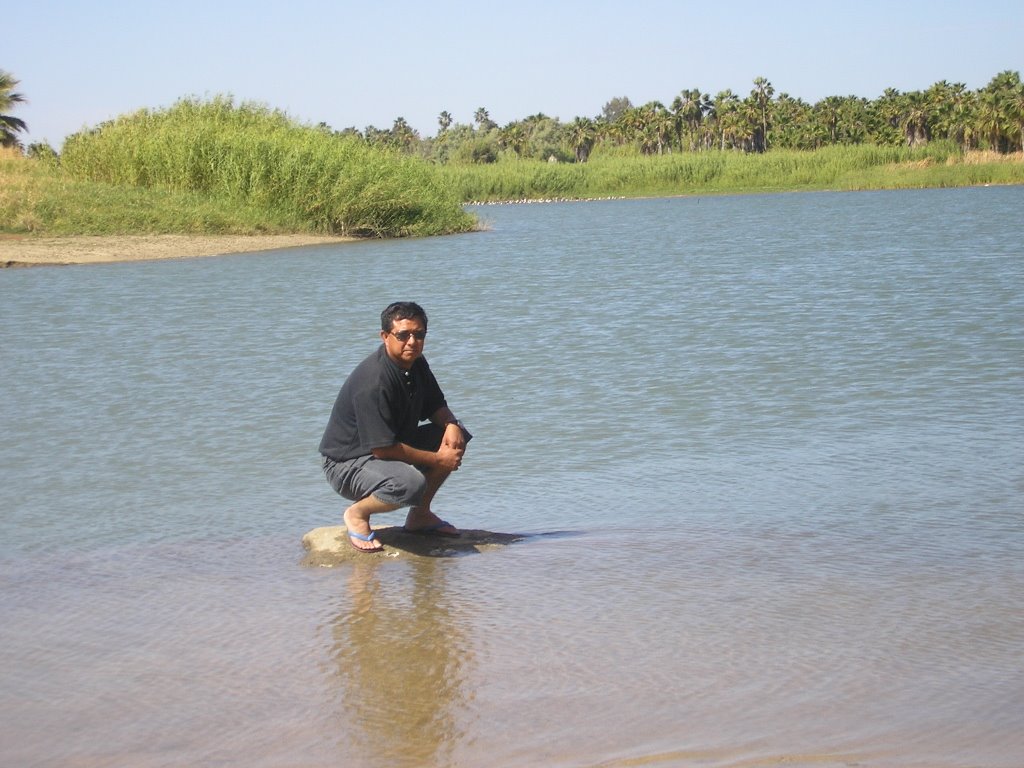 Laguna de agua dulce en todo santo junto al mar by v-entura