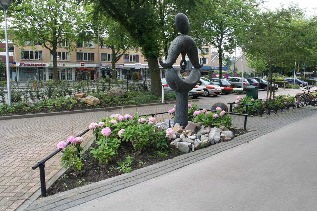 Beeld en bloemen in de Jan Van Galenstraat by Carl030nl