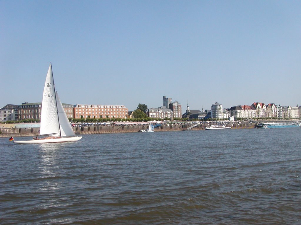 Düsseldorf - Am Rhein mit Segelboot by Pskater