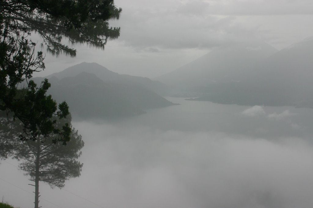 Lago de Atitlán by Hugo González