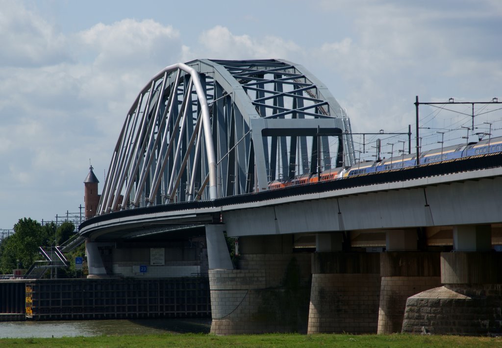 Nijmegen, spoorbrug by j.elemans