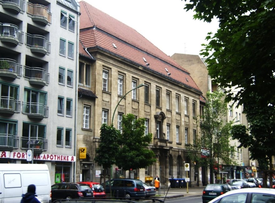 Berlin- Wilmersdorf: Das Postamtsgebäude aus der Kaiserzeit in der Uhlandstraße by dudeyberlin