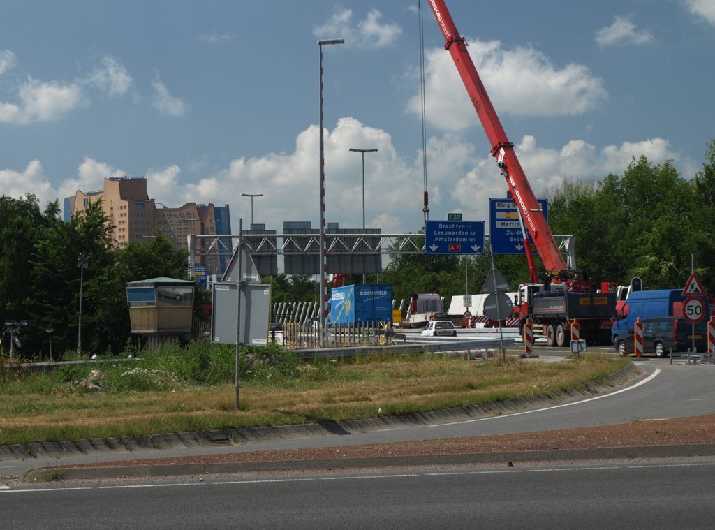 Het Julianaplein op de schop. Op de achtergrond het gebouw van de Gasunie by Hans R van der Woude