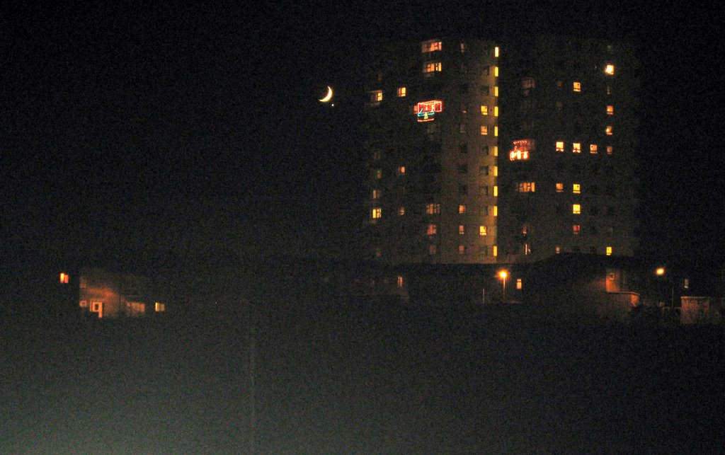 Moon & Venus over Cardiff by colin smith