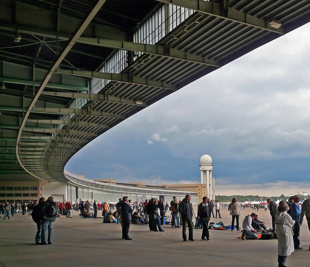 Stillgelegter Flughafen Berlin-Tempelhof by christine.www