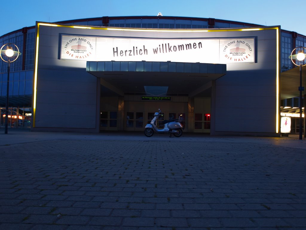 Dortmund Westfalenhalle 1 mit Vespa am Abend by misedo