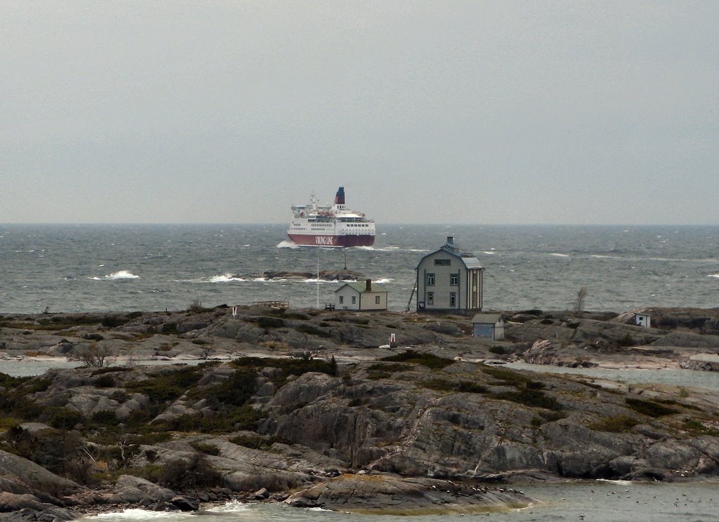 Ferry leaving Marienhamn for Stockholm by ariol1