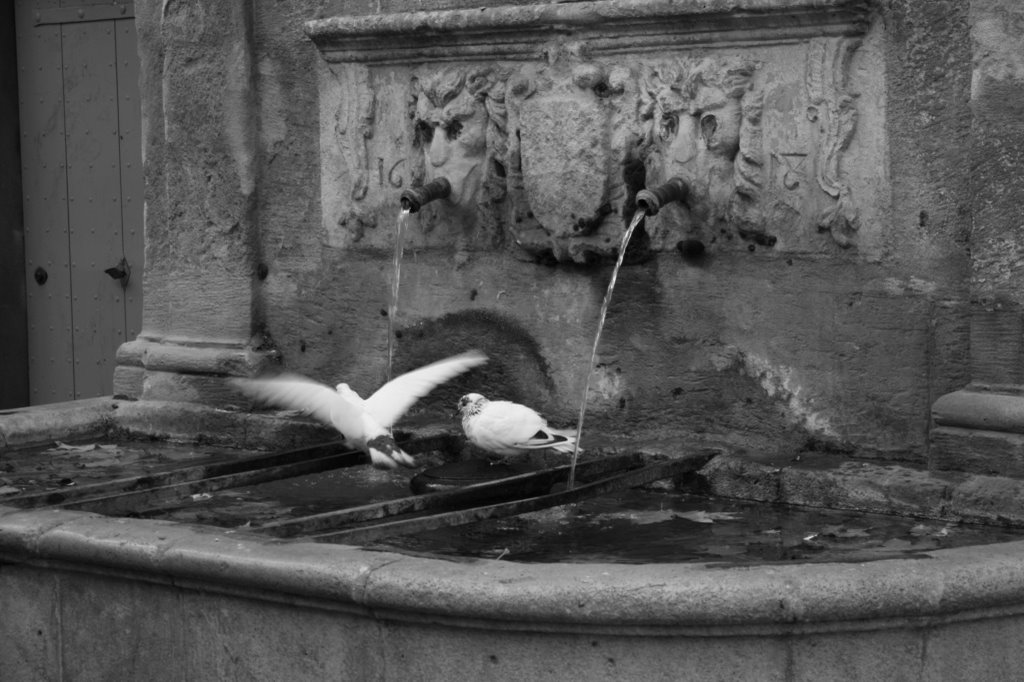 Fontaine - Rue du Gibelins by nono240