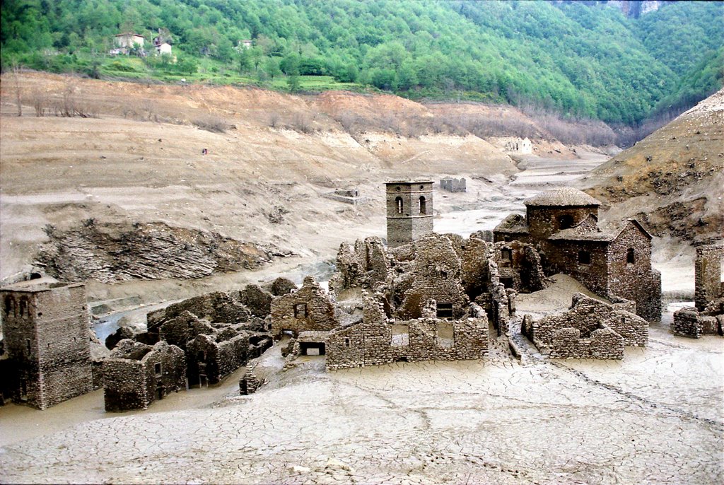 ... e dall'acqua riemerge l'antico borgo by Andrea Riberti