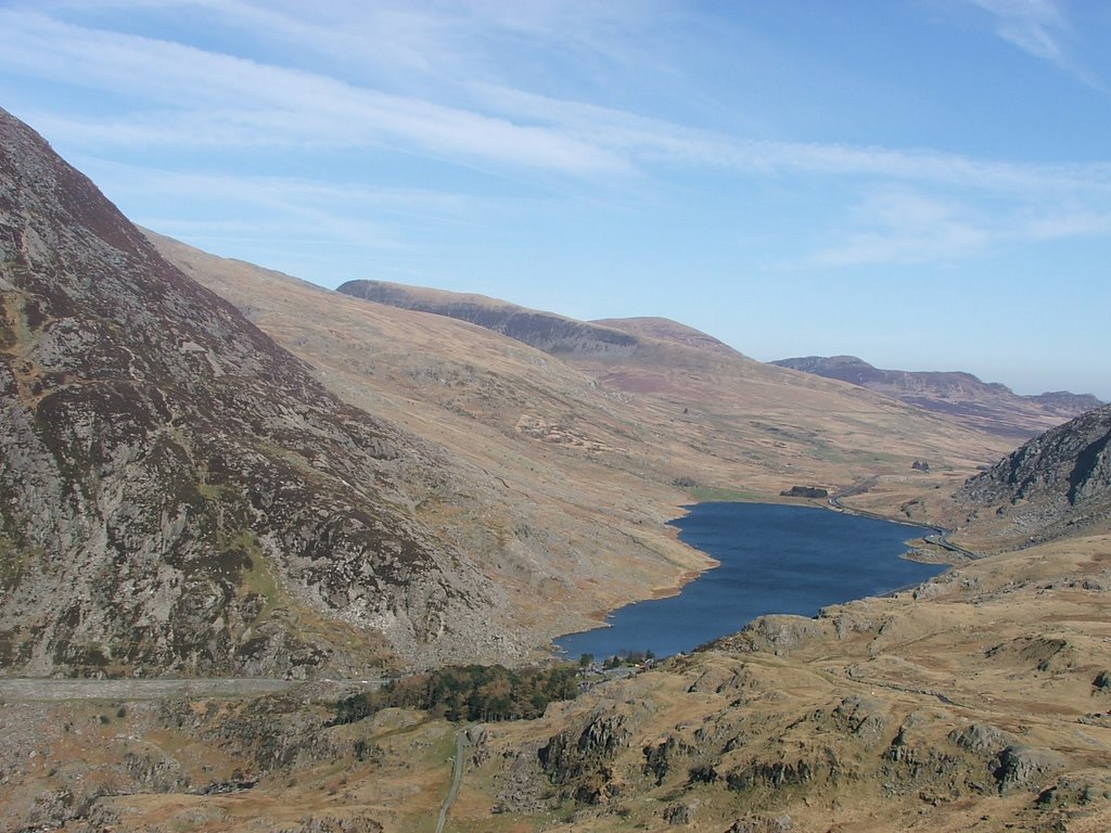 Lake Ogwen, N Wales by timtinker