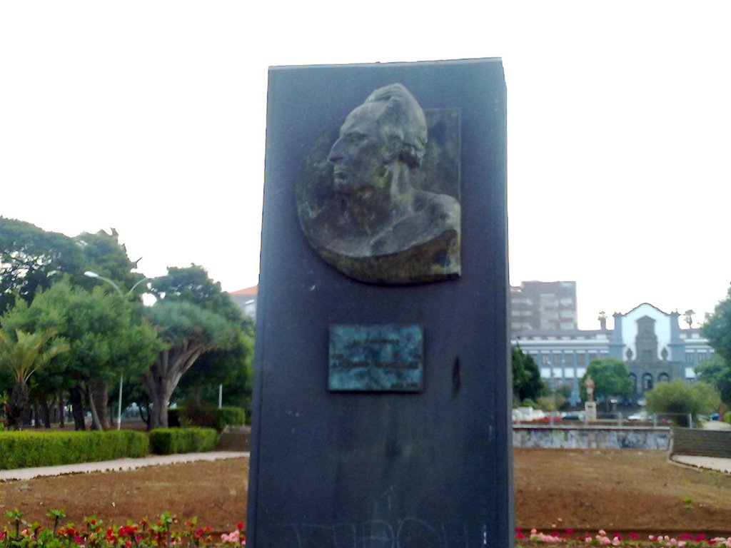 Estatua en jardines de la universidad by santyabreu