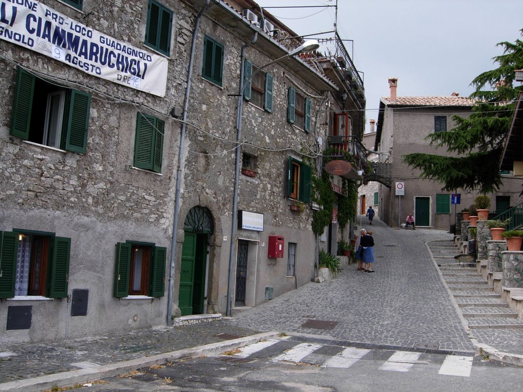 Dalla piazza verso la parte alta di Guadagnolo by Claudio Veronese