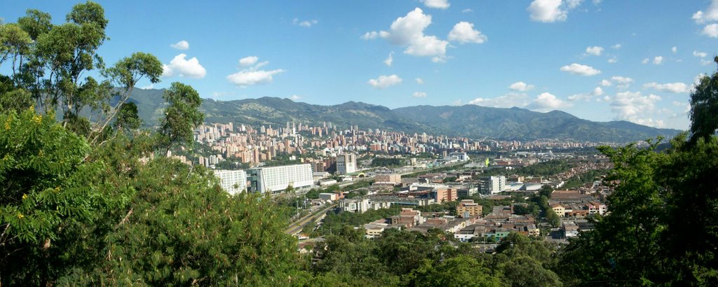 PANORAMICA DEL POBLADO by HERNANDO  MARTINEZ ALVAREZ