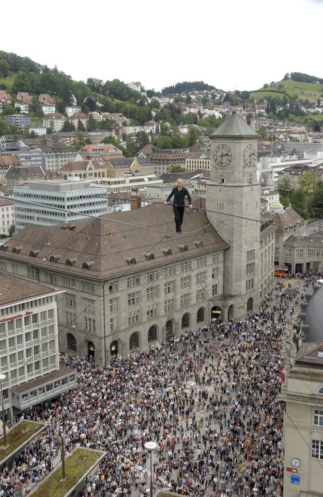 Hochseilartist Dimitri über dem Bahnhofplatz by salzkorn