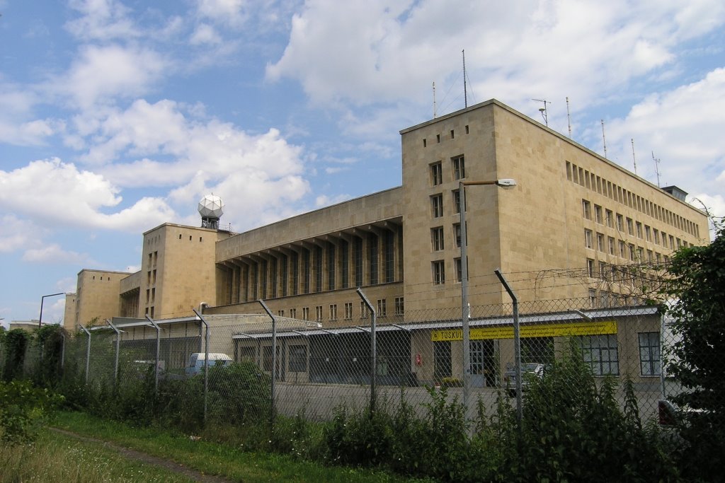 Berlin Juli 2005 - Flughafengebäude Tempelhof by Nico Keller