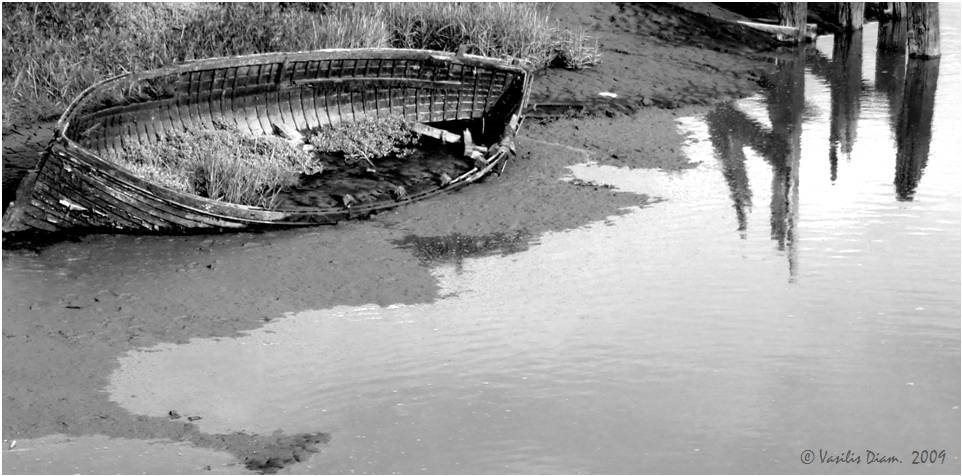 Retired boat by Vasilis D