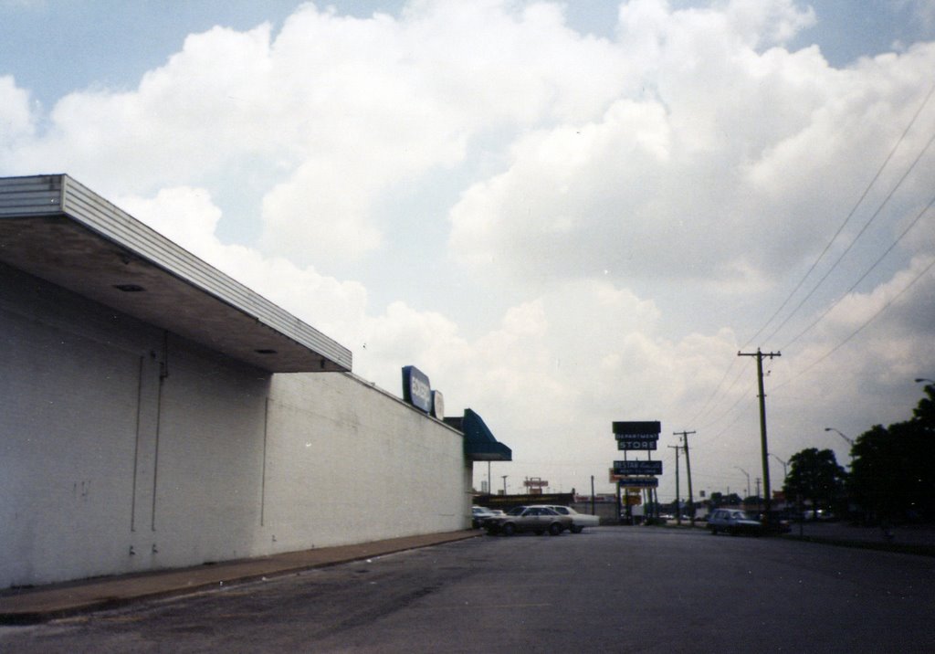 18 May 1991 - looking south along side of Eckerds building by timmus