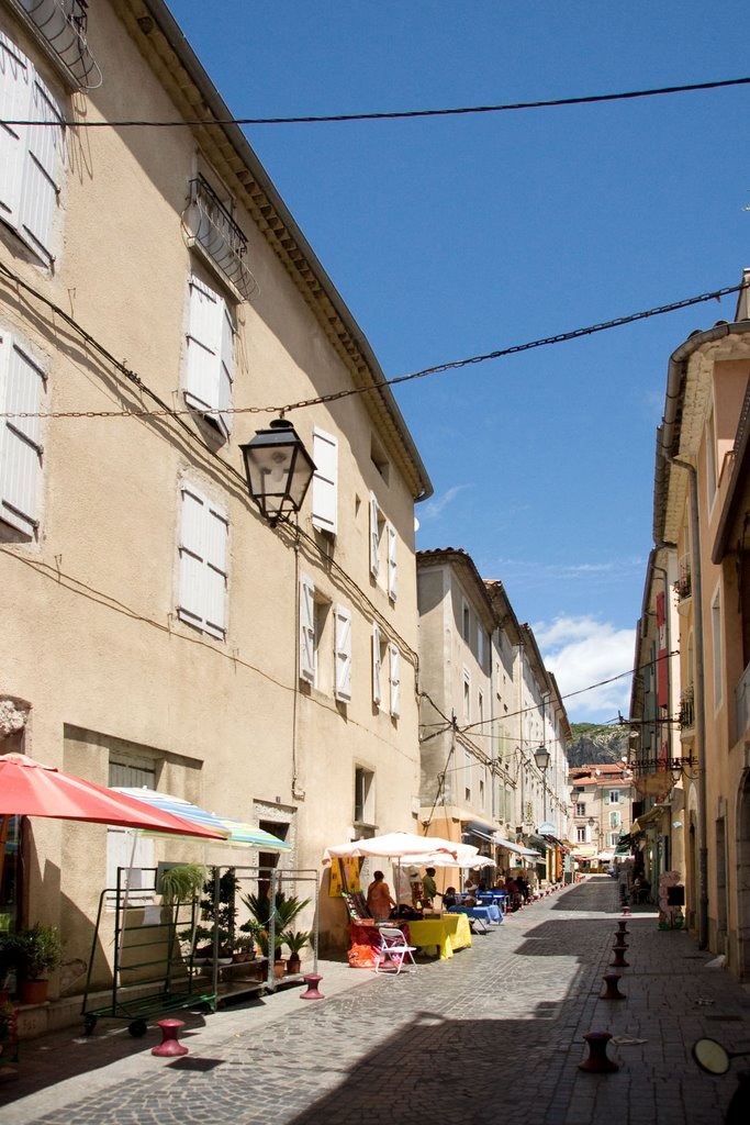 Anduze - En montant dans la Cité by Henry Imbert