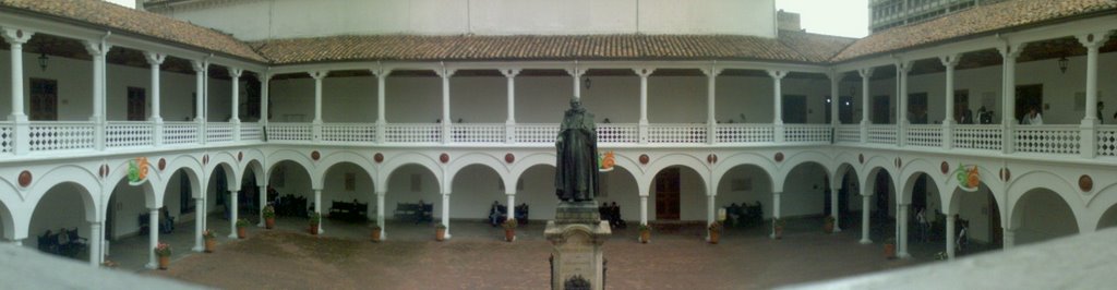 Estatua de Fray Cristobal de Torres, en el Claustro del Rosario by Gabriel E