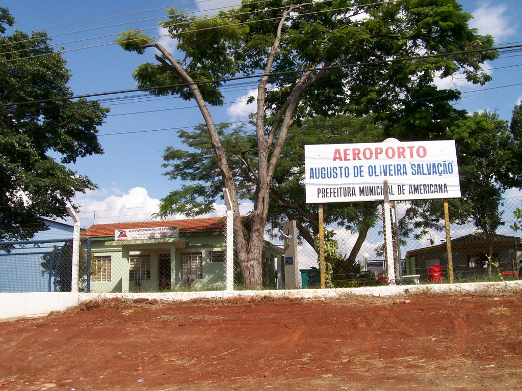 Alambrado do Aeroporto na frente da SP-304 by Cleuza Daros