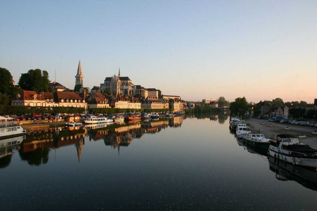 Quiet Morning in Auxerre by bineus