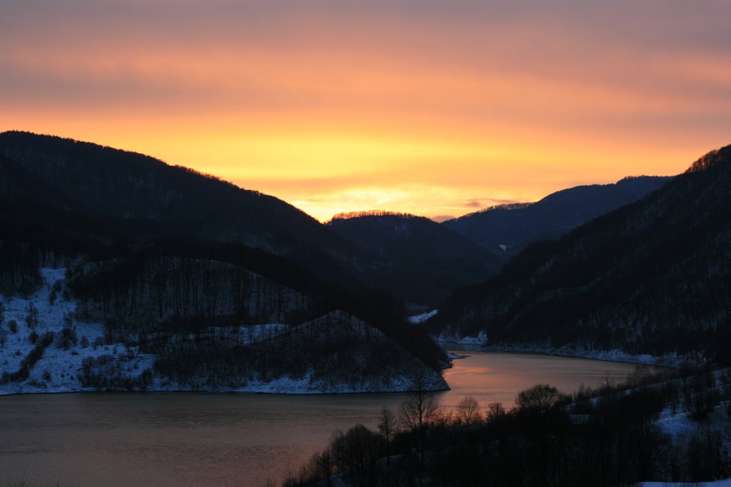 Lacul de acumulare Siriu by dinamofob