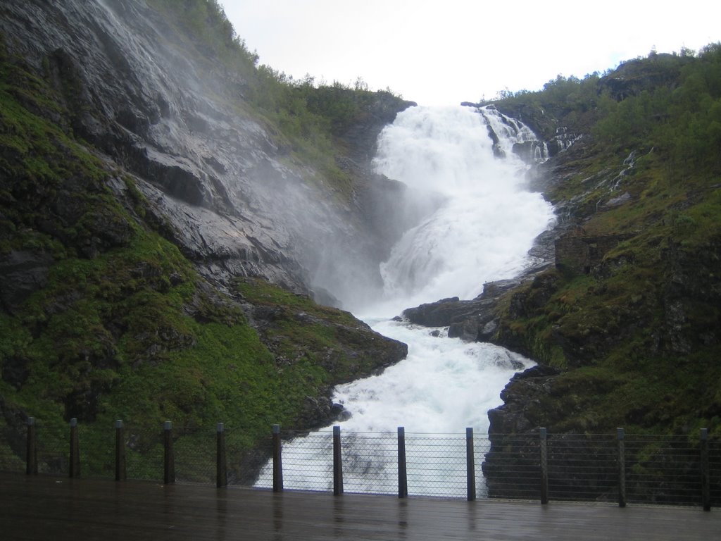 Du Flåmsbana : la cascade en contre-jour au matin by mfe