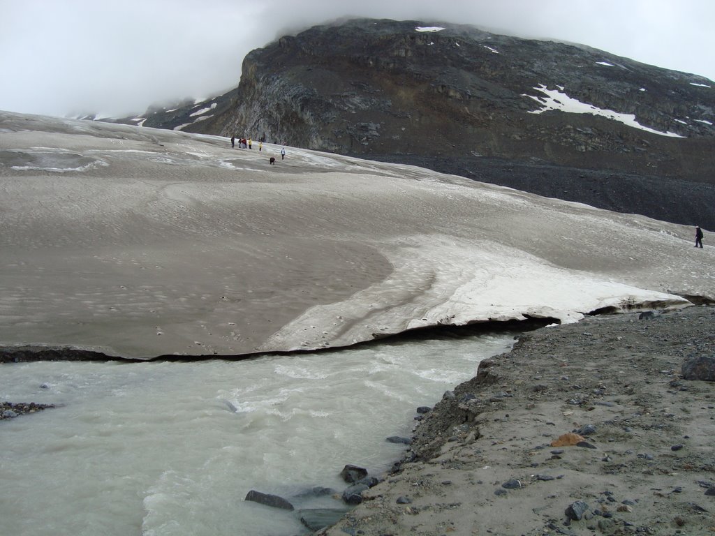 Water from melting glacier going under the frontal toe - 07/2009 by Urias Takatohi