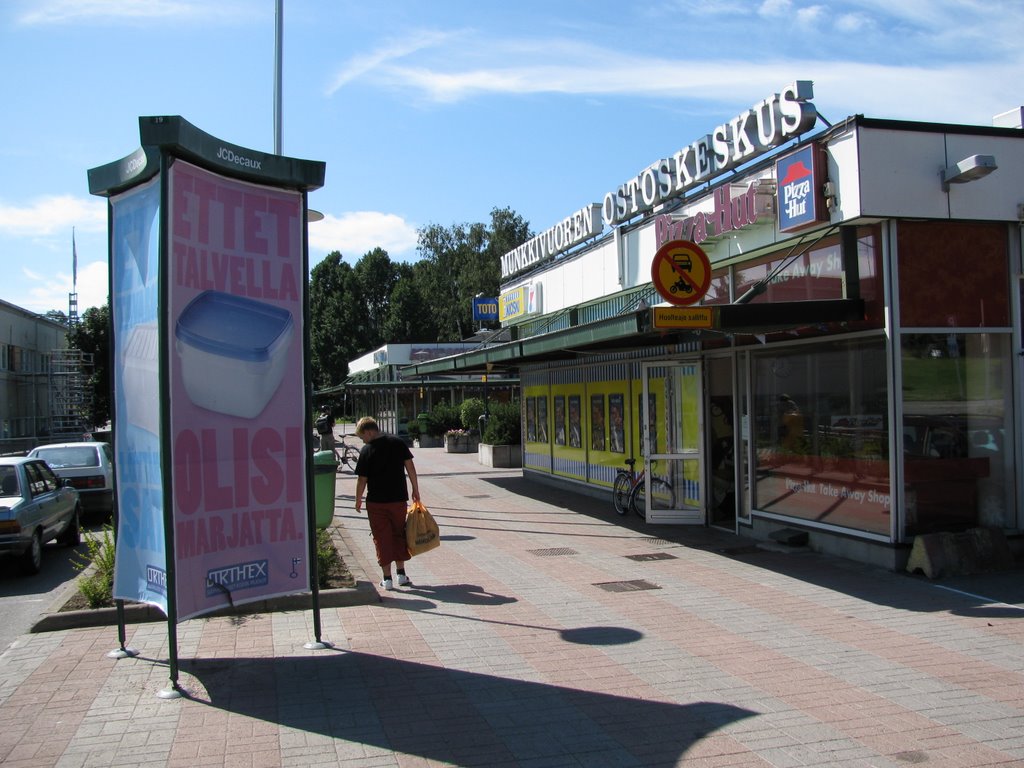 Munkkivuoren ostoskeskus (mall) by Raimo Mäkelä