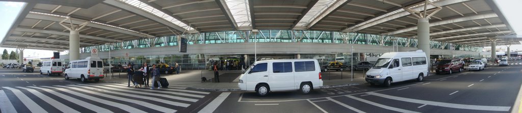 Panorámica 180° de la entrada a la terminal A / Lautaro by Lautaro Tessi