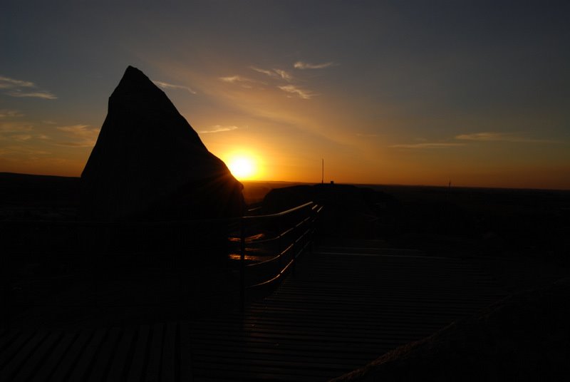 Atardecer en La Piedra Movediza - Tandil by dibarral