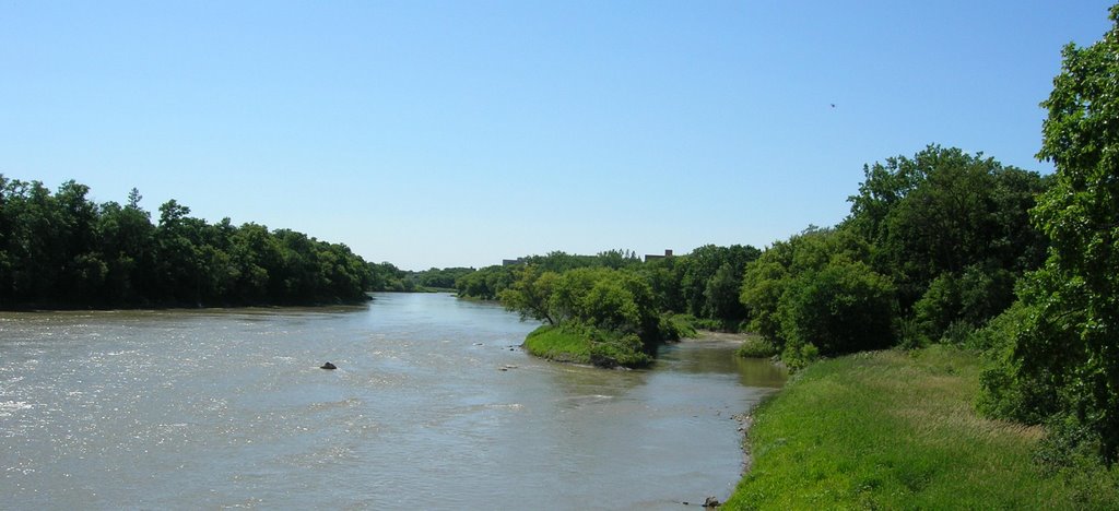 Looking west along the Assiniboine River @ City Park 09July by gbrojges