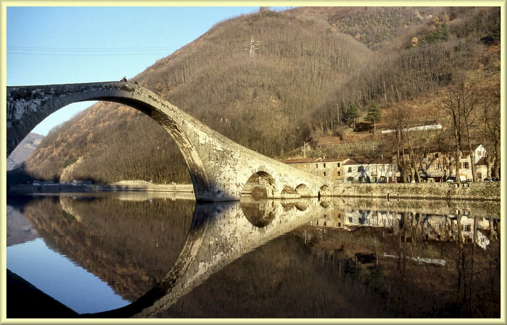 BORGO A MOZZANO. Ponte del Diavolo by Roberto Tomei