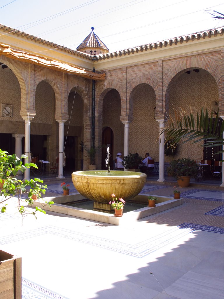 Alcázar de Arriba. Patio by José L Filpo