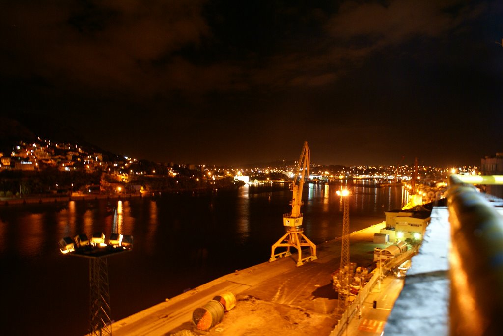 Vista noturna do porto e das pontes- Vitória ES by Elpídio Justino de Andrade