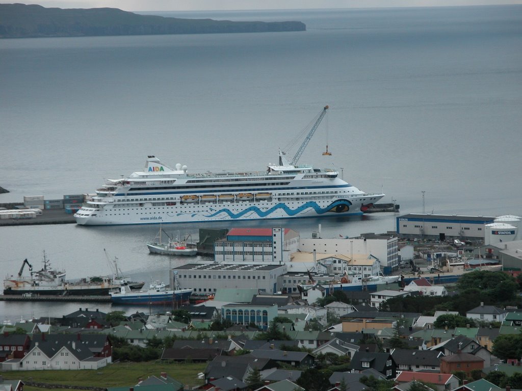 AIDAaura im Hafen von Torshavn (09.07.2009) by Stefan Thole