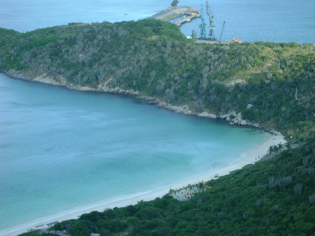 Praia do Forno com o porto do Forno ao fundo. by Melquisedec de Azeve…