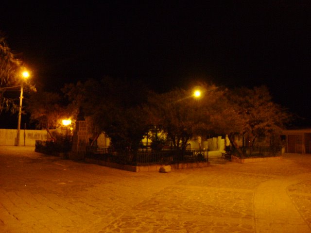 Plaza de Mamiña de noche by José Pedro Martínez