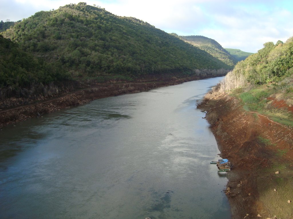 Rio Grande,rio que divide os estados do Rio Grande do Sul e Santa Catarina. by J. C. de Carvalho