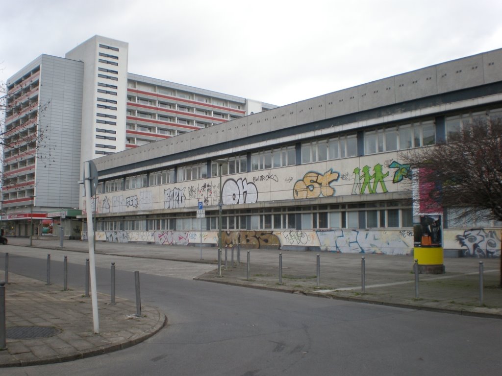 Berlin Feb 2008 - Gebaeude Otto-Braun-Str zwischen Agon Hotel und Stasi-Unterlagenbehoerde Skulpturen entfernt by Nico Keller