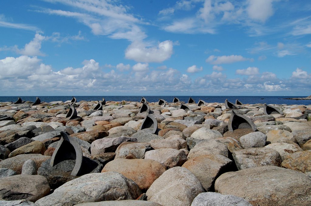 "Convoy". Sculpture in landscape. Made by Lisabeth Jarstø by Amelia Royan