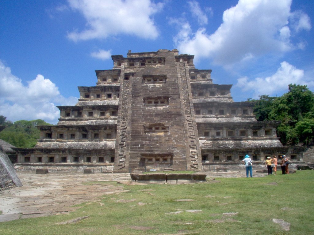 Piramide de Los Nichos by Carlos Martínez