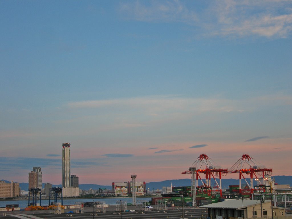 Container Yard of Yumeshima island by ほなみよしえ