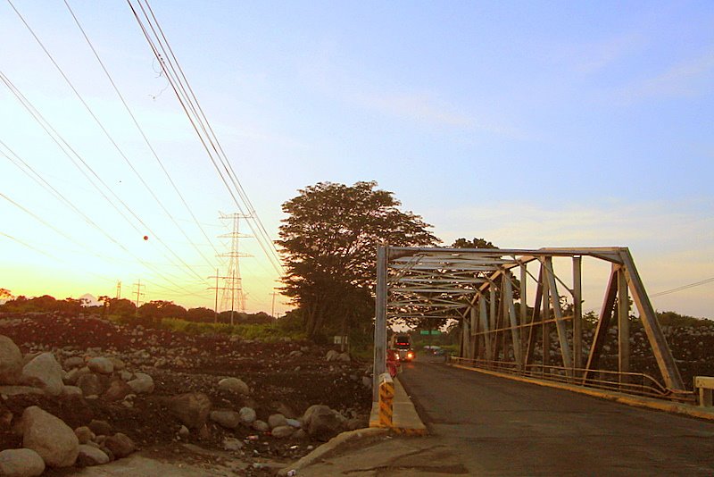 Puente Carlos Castillo Armas, Reu. by J.J. Canteli