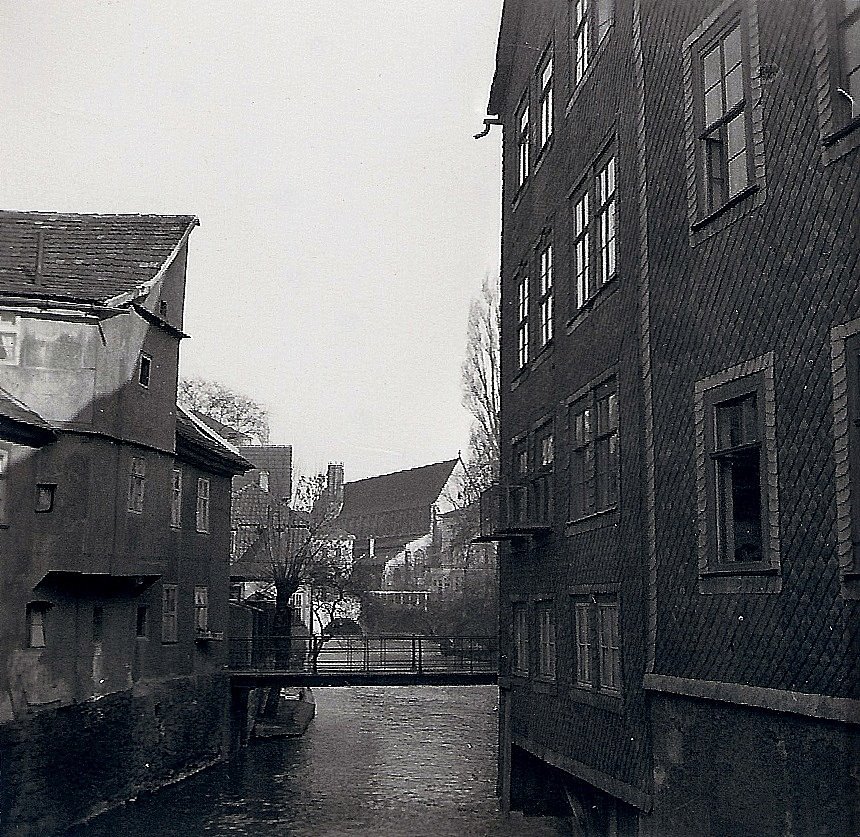 Erfurt (Thüringen): 1938 Blick über die Gera zur Barfüßerkirche, im Krieg zerstört by dudeyberlin