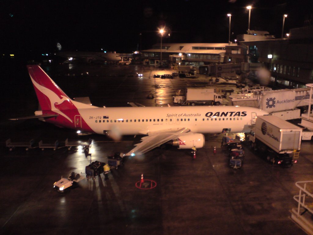 Qantas Boieng 737-800 @ Auckland Airport NZ by Rameez Saldin